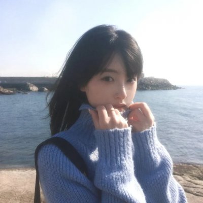坐在酒吧里吃蛋糕